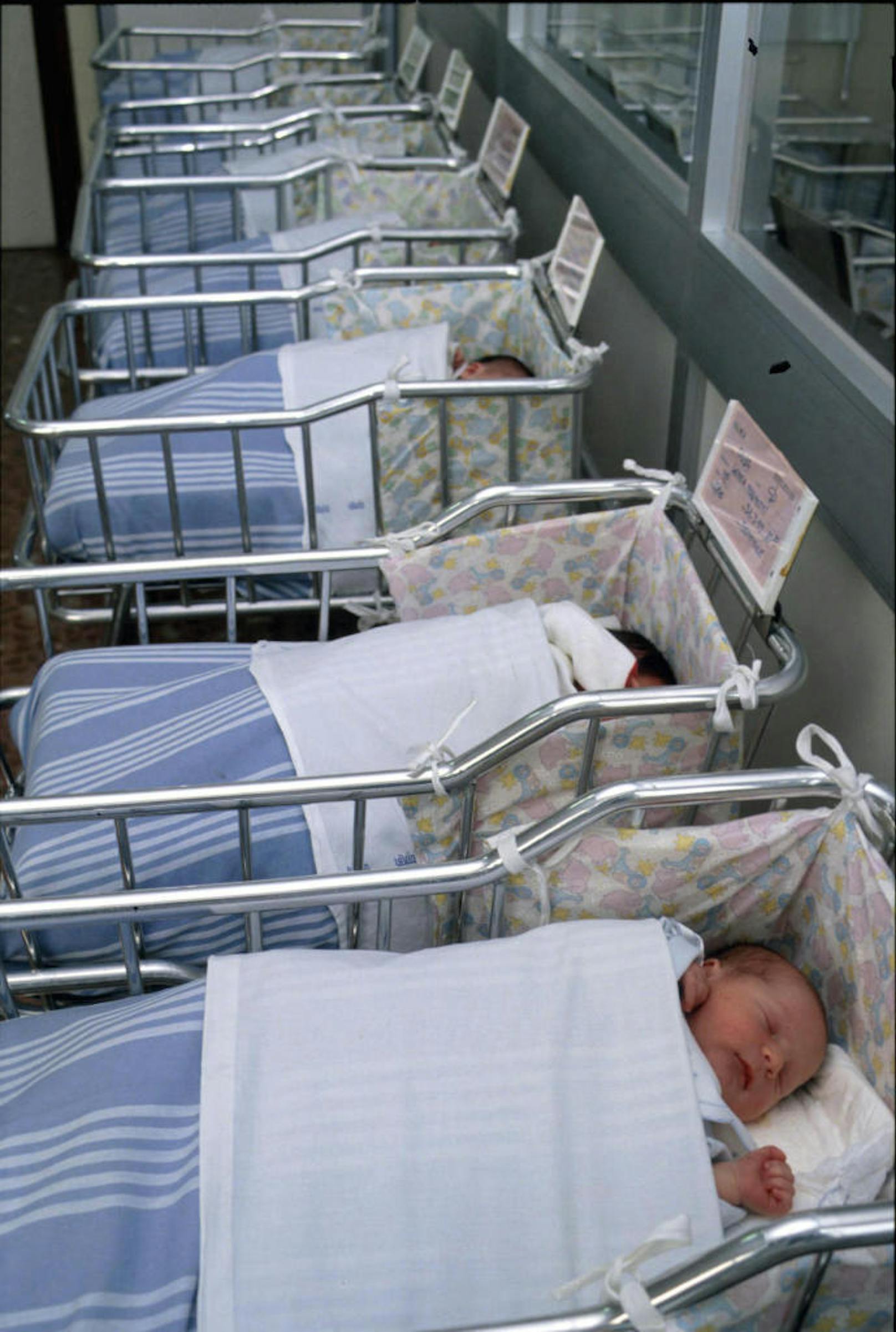 (Symbolbild) Innerhalb weniger Wochen wurden in einer Klinik im deutschen Gelsenkirchen drei Babys mit fehlenden Händen geboren. Kliniken und Hebammen sind alarmiert.