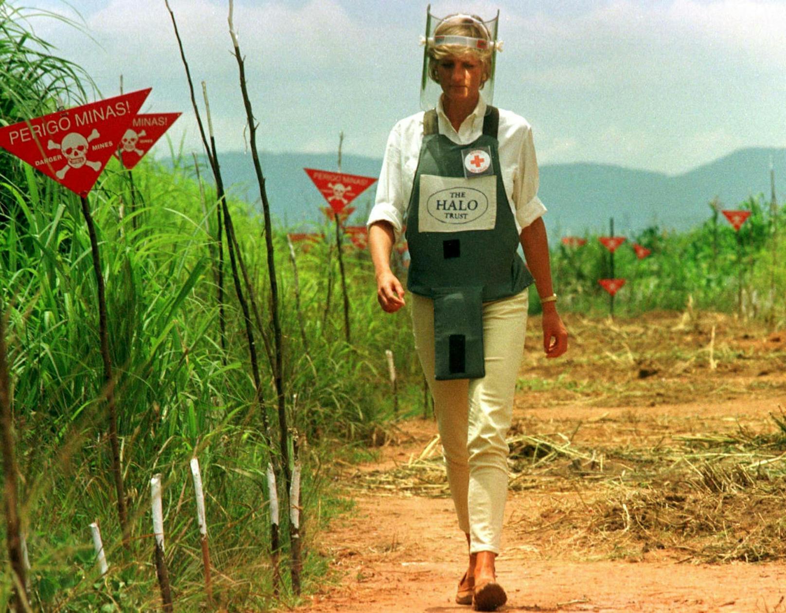 15. Jänner 1997, acht Monate vor ihrem tragischen Tod: Prinzessin Diana besucht ein Feld voller Landminen in Huambo, Angola.