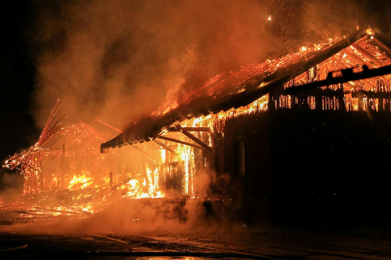 In Enns brannte eine Holzhütte lichterloh. Dabei kam es zu einer gefährlichen Situation.