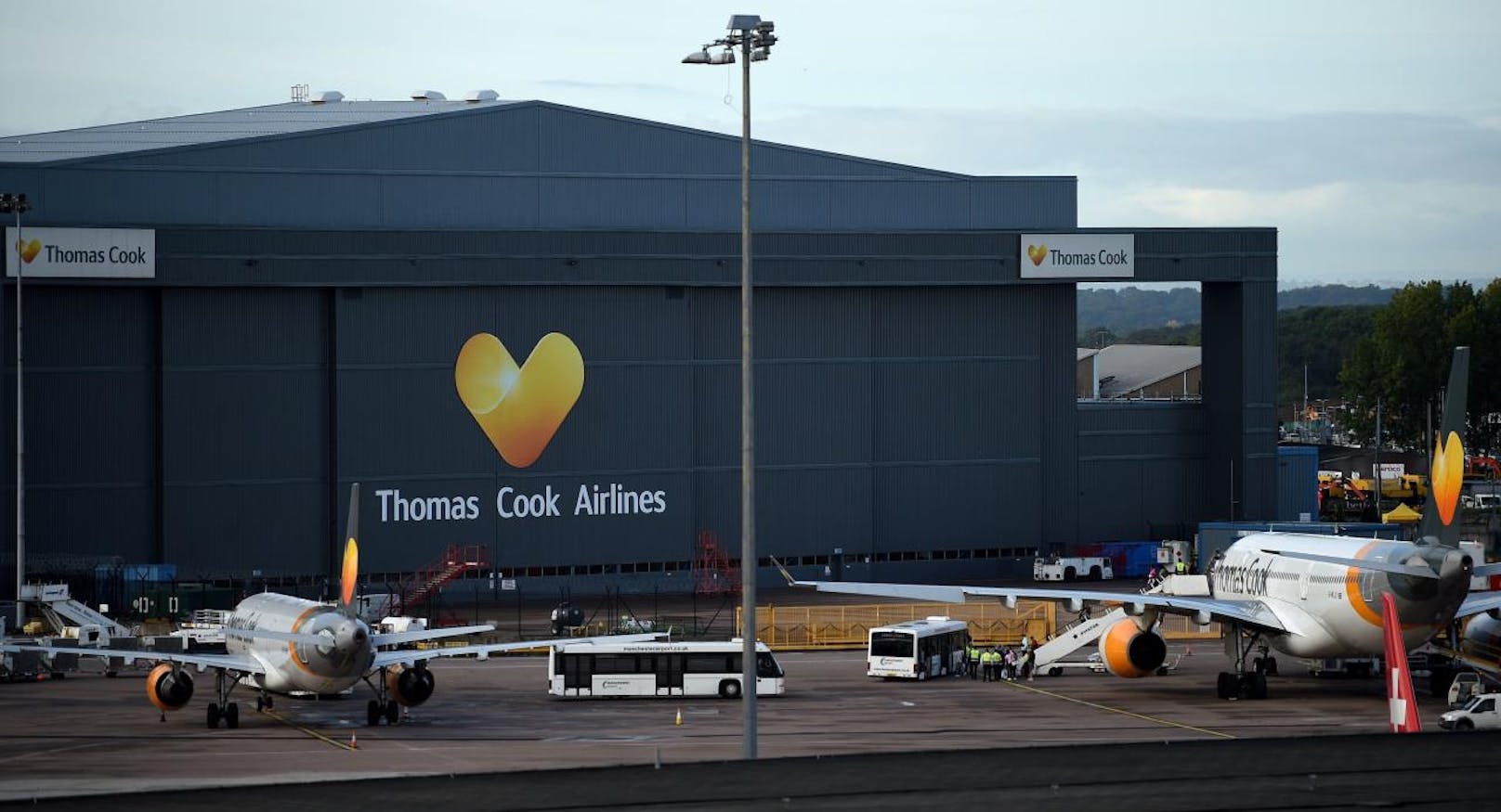 Alle Maschinen am Boden, alle Schalter geschlossen: Der britische Reiseanbieter Thomas Cook ist pleite.
