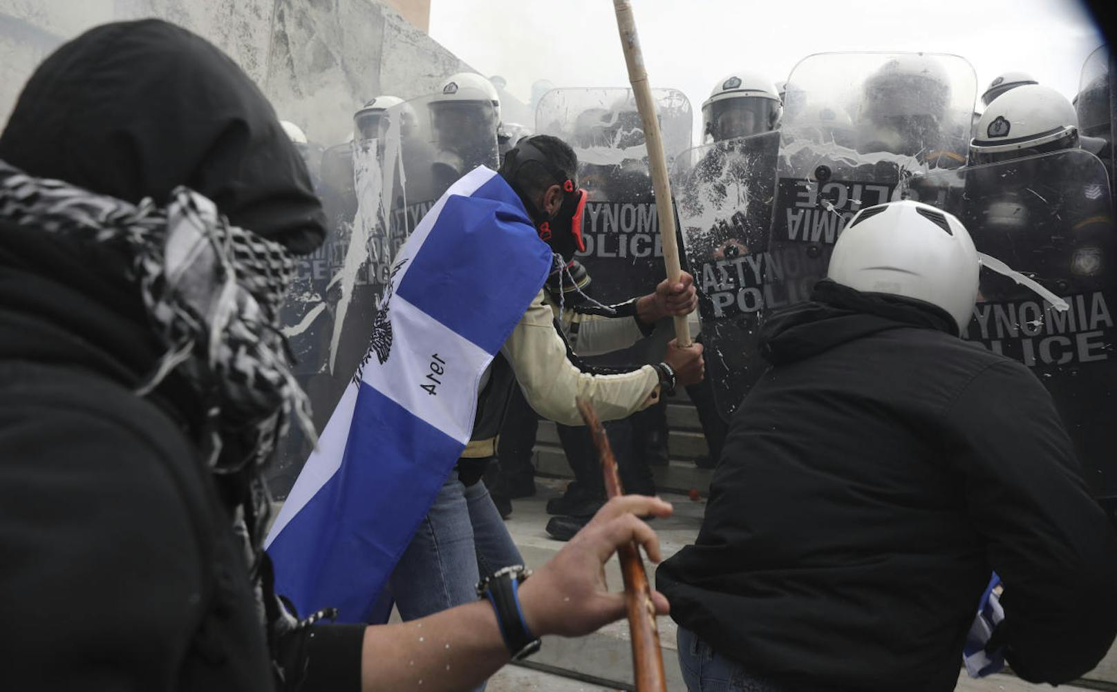 Bei einer Großkundgebung von nationalistischen Demonstranten in Griechenland kam es zu heftigen Straßenschlachten. Die Demonstranten protestieren gegen die geplante Beilegung des Namensstreits zwischen Griechenland und der ehemaligen jugoslawischen Teilrepublik Mazedonien.