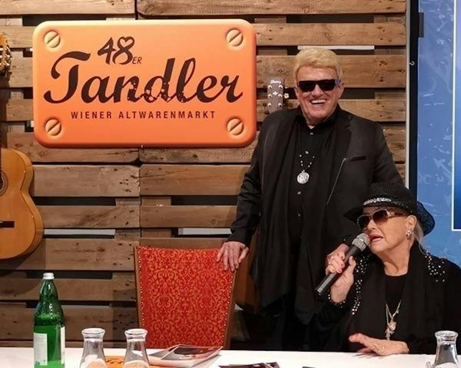 Vor seinem Abschiedskonzert am Samstag in Linz gab Heino eine Autogrammstunde im 48er-Tandler.