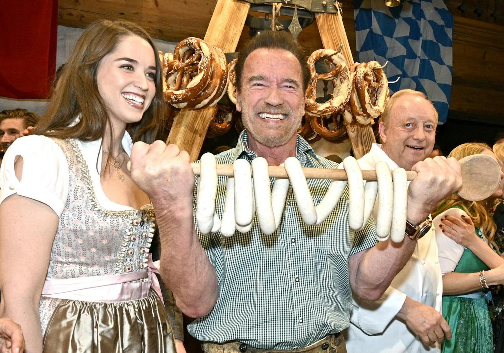 Arnold Schwarzenegger und Maria Hauser bekamen bei der Eröffnung die ersten Weißwürste. 