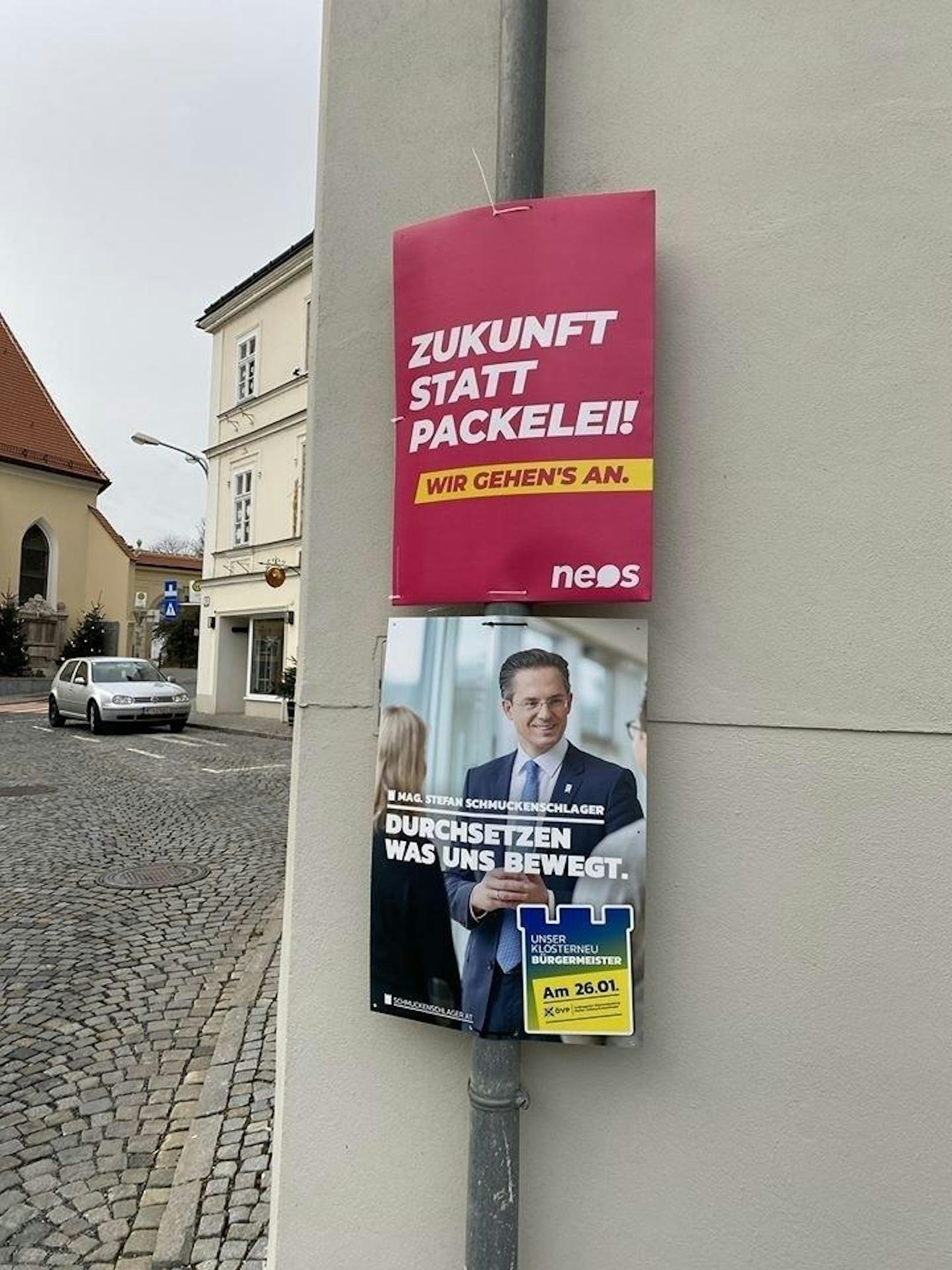Über dem Plakat von Bürgermeister Stefan Schmuckenschlager montierten die Neos "Zukunft statt Packelei".