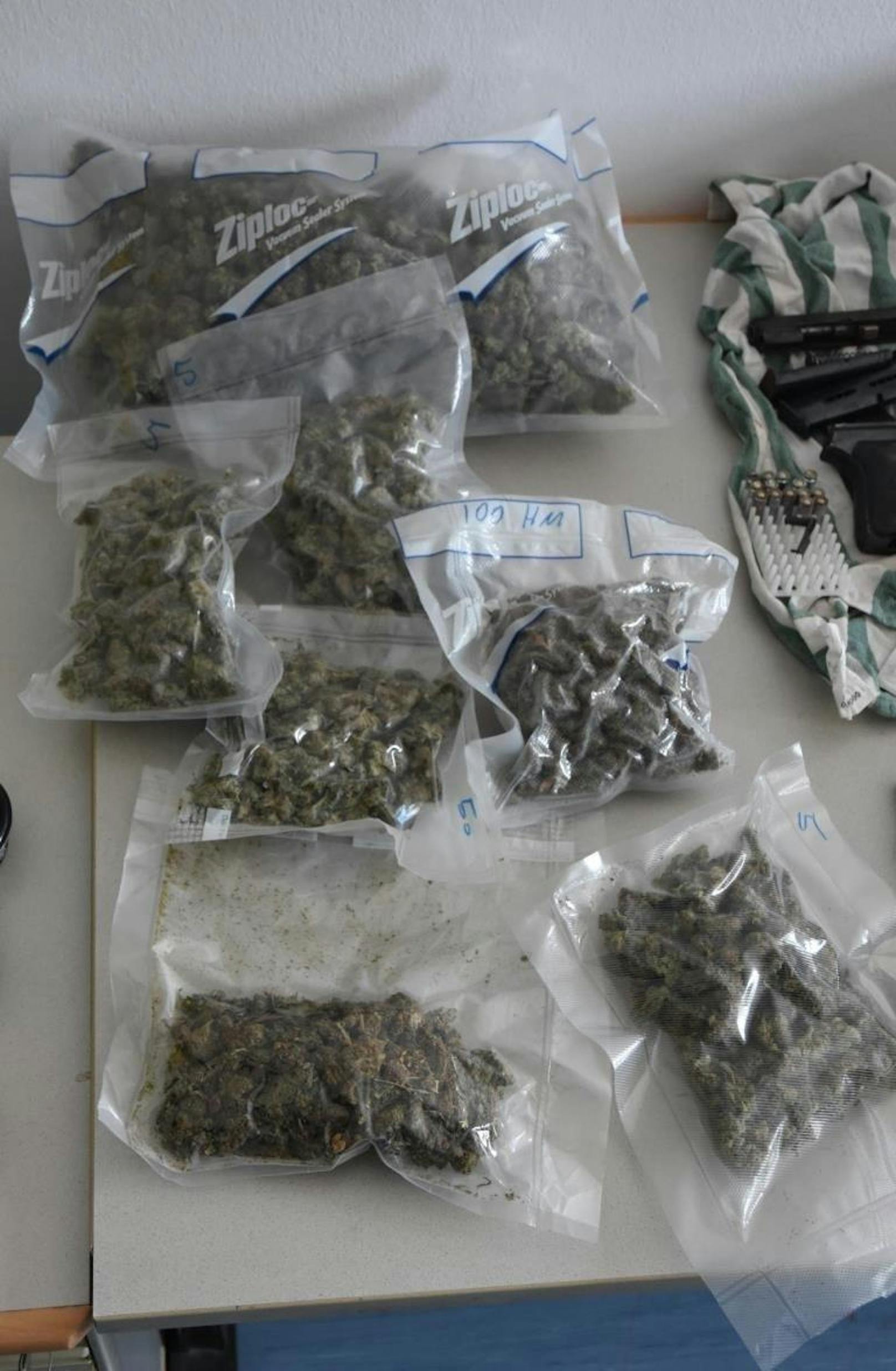 Im Zollamt stellten die Wiener Beamten ein Paket mit circa 600 Gramm Marihuana sicher, die in insgesamt 569 Joints verpackt waren. Das Landeskriminalamt und das Zollamt führten daraufhin weitere Ermittlungen durch.