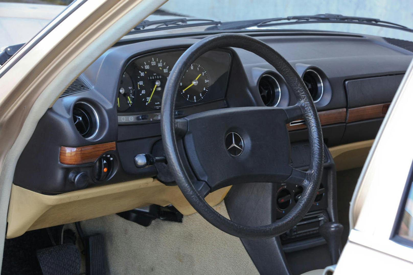Das Armaturenbrett wurde 1978 von "Auto, Motor und Sport" als "Klassen-Vorbild" bezeichnet.