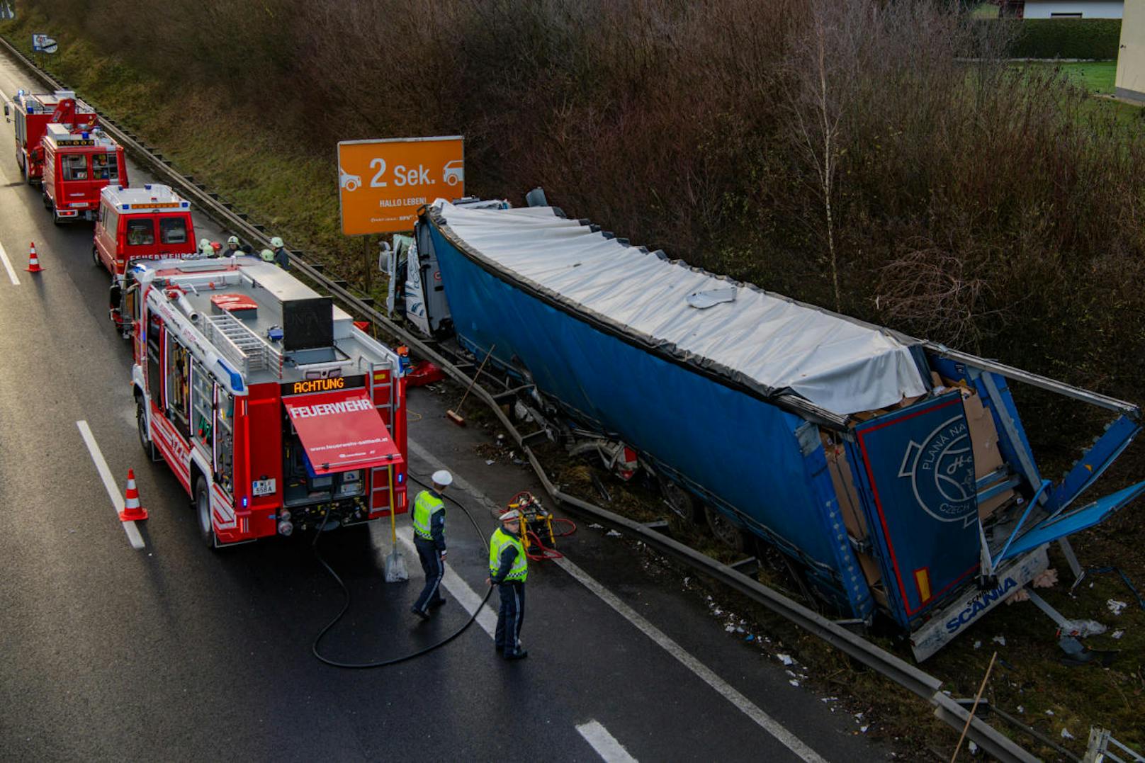 Der Lastwagen war beladen mit zahlreichen Weihnachtsgeschenken.