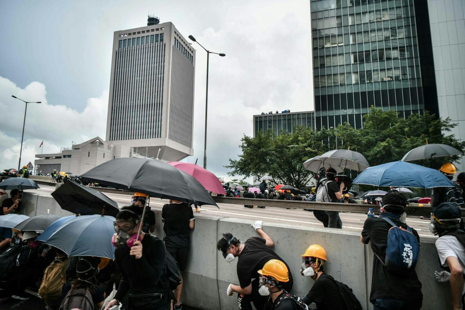Download von www.picturedesk.com am 31.08.2019 (15:33). 
Protesters react during clashes with police outside the government headquarters in Hong Kong on August 31, 2019. - Chaos engulfed Hong Kong's financial heart on August 31 as police fired tear gas and water cannon at petrol bomb-throwing protesters, who defied a ban on rallying -- and mounting threats from China -- to take to the streets for a 13th straight weekend. (Photo by Anthony WALLACE / AFP) - 20190831_PD2807 - Rechteinfo: Nur für redaktionelle Nutzung! - Editorial Use Only! Werbliche Nutzung nur nach Freigabe!