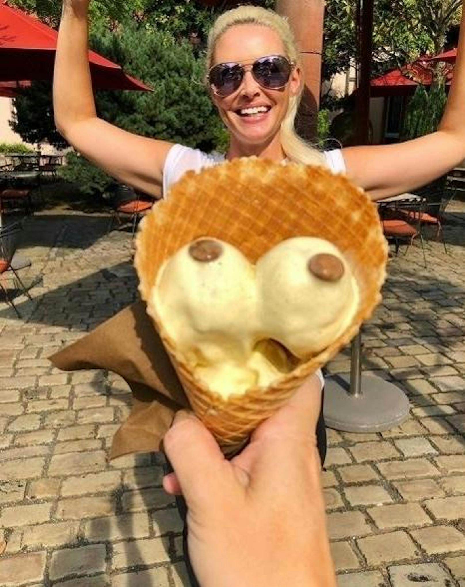 28.07.2019: Daniela Katzenberger hat nicht nur einen sondern zwei an der Waffel. Mit Fotos wie diesem weiß sie ihre Fans auf Instagram zu begeistern.