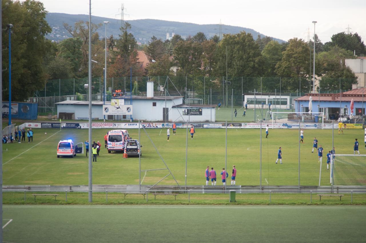 Schwerer Unfall am Fußballfeld – Symbolfoto!