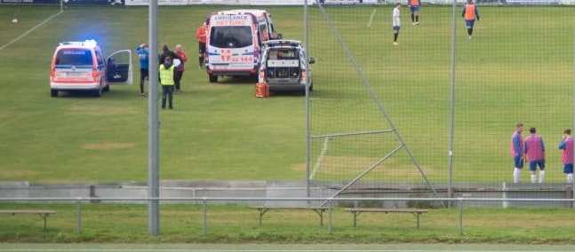 Ein NAC-Kicker blieb minutenlang bewusstlos liegen, wurde in den Schockraum eines Wiener Spitals eingeliefert. Er trug glücklicherweise keine bleibenden Verletzungen davon.