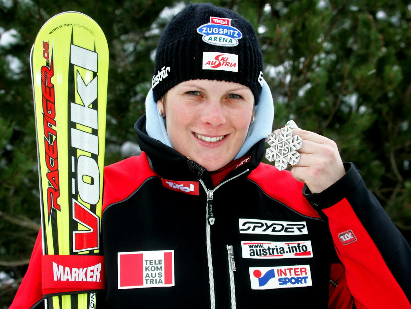 <b>Platz 7: Nicole Hosp (3 x Gold, 3 x Silber, 3 x Bronze)</b>
Auch Hosp liegt im Medaillen-Ranking dank ÖSV-Team im Spitzenfeld. 2013 (Schladming) und 2015 (Vail/Beaver Creek) gab es Gold, 2005 (Bormio) Silber. Dazu kommen sechs Einzelmedaillen. Einzel-Gold gab es 2007 im RTL von Aare. Silber 2003 (St. Moritz) und 2015 in der Kombi, Bronze 2003 im Slalom, 2007 in der Abfahrt und 2013 in der Super-Kombi.