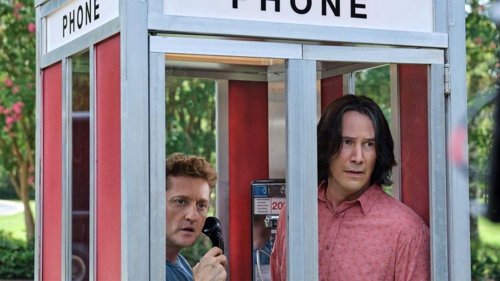Die Telefonzelle gibt's noch immer, Keanu Reeves und Alex Winter können in "Bill & Ted Face the Music"  also wieder durch die Zeit reisen.