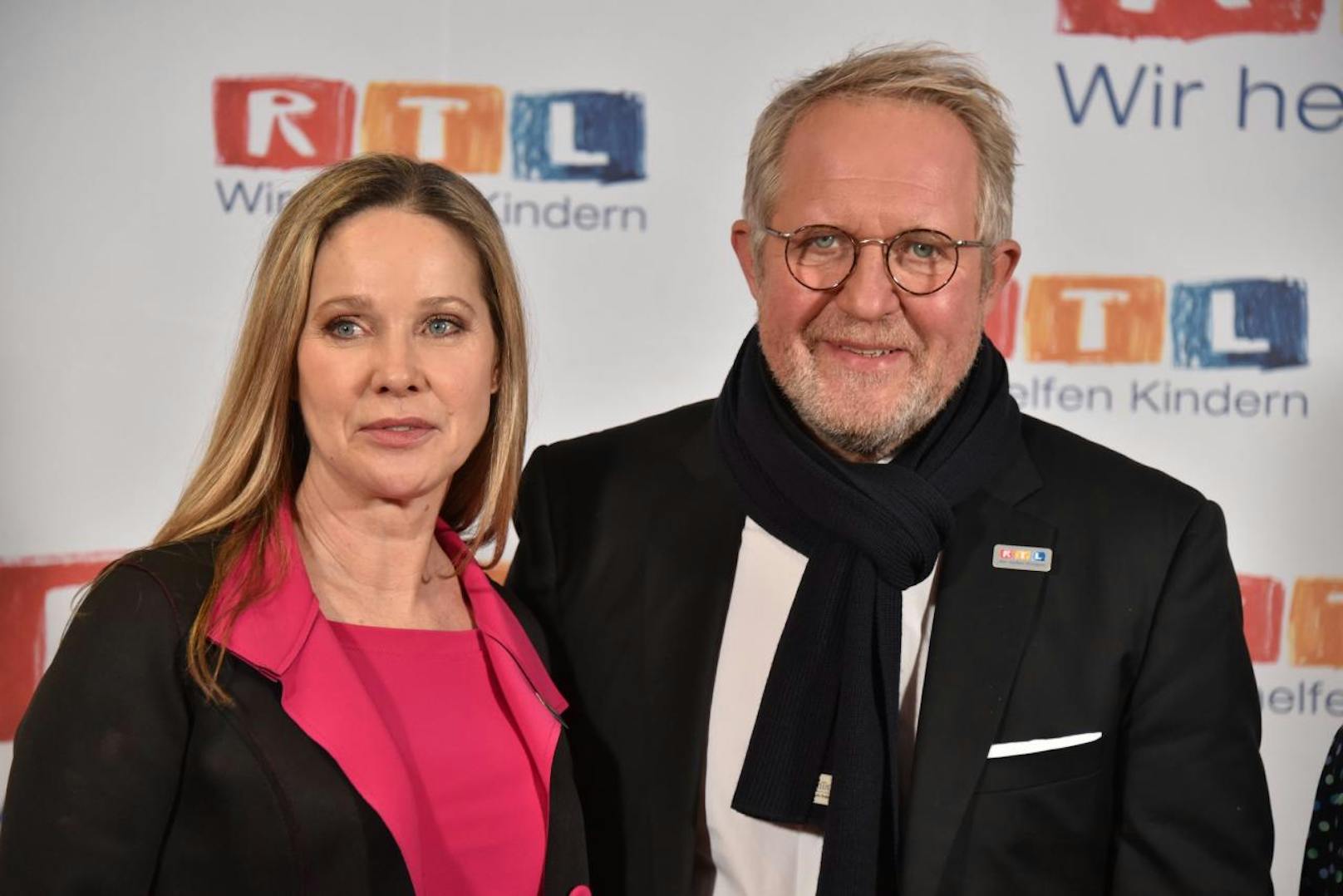 Schauspieler Harald Krassnitzer und Ann-Kathrin Kramer posieren am 22.11.2018 in Hürth bei Köln beim 23. RTL Spendenmarathon "Wir helfen Kindern" 2018.