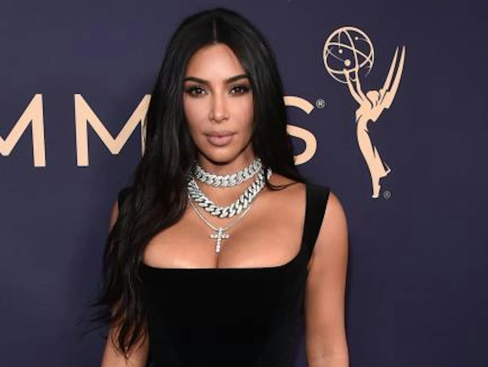 Zum 40er feiert <strong>Kim Kardashian</strong> stolz ihre Kurven, doch das Netz kritisiert ihre Beauty-OPs: "Mit Geld ist wohl alles möglich."