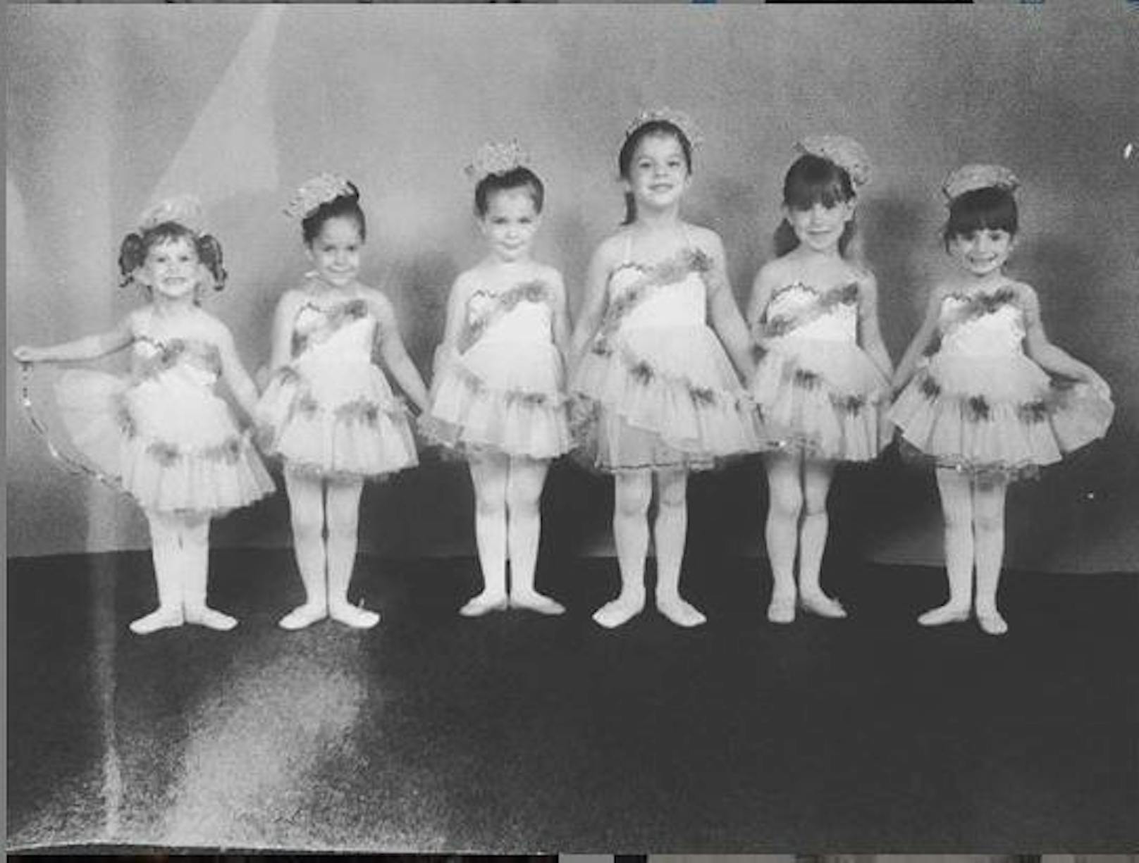 30.04.2019: Gestern war der World Dance Day und Natalie Portman feiert ihn tief in der Nacht (deshalb bei uns erst einen Tag später online) mit einem Foto aus ihrer Kindheit. "Immer die Kleinste und immer ein Ducheinander bei den Strumpfhosen. Happy #tututuesday"