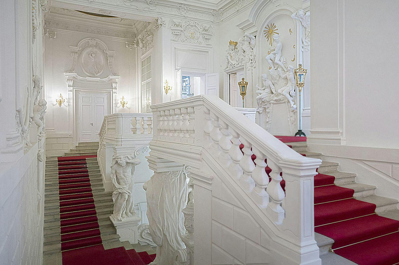Eines dieser Gebäude ist das Winterpalais des Prinz Eugen von Savoyen, das man in der Himmelpfortgasse unter anderem über die Prunkstiege betreten kann. Hier ist unter anderem Zogelsdorfer Stein verarbeitet.