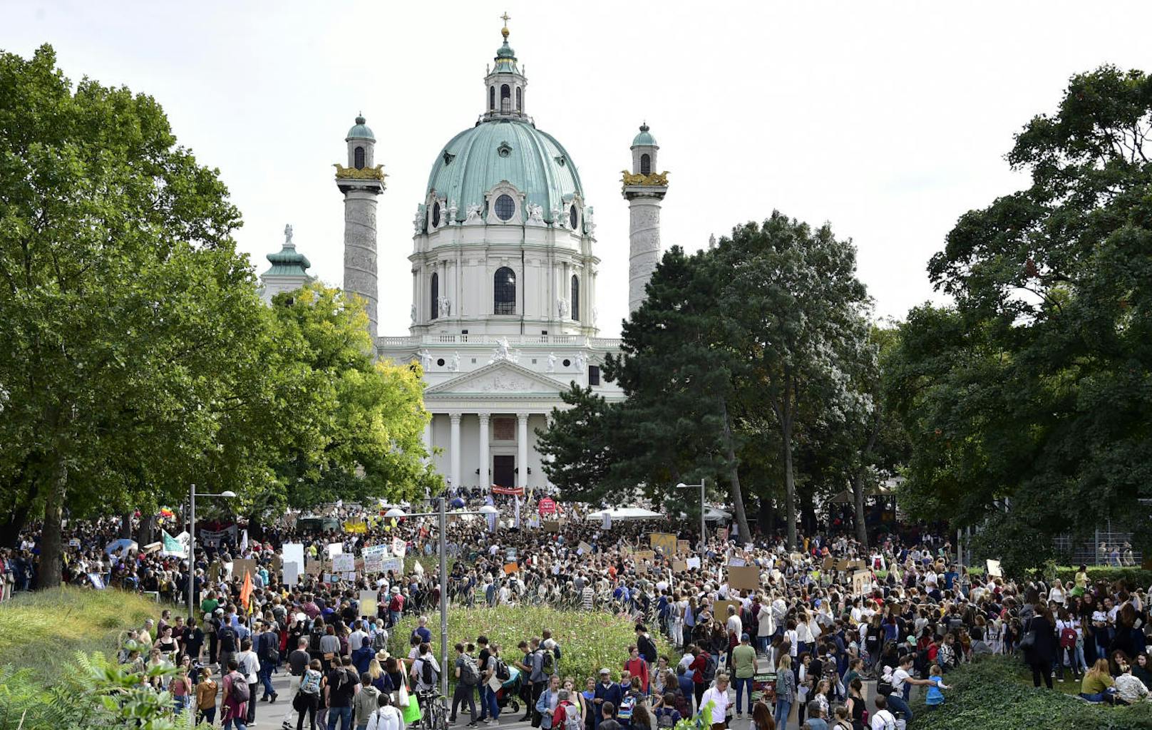 Teilnehmer der weltweiten Klima-Protestaktion "Earth Strike" in Wien. Allein in Österreich sollen laut Veranstaltern an die 150.000 Menschen auf der Straße gewesen sein. 