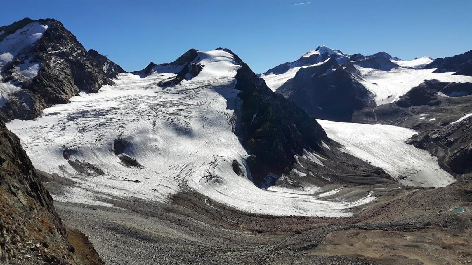 So könnte der Linke Fernerkogel (m.) bald nicht mehr aussehen. Der Gletscher soll zum Skigebiet werden: Alpenverein, Naturfreunde und WWF Österreich wollen das Mega-Projekt stoppen.