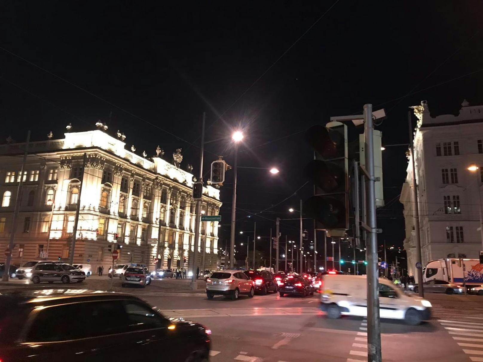 Die Ampelanlage beim Schwarzenbergplatz an der Kreuzung zur Wiener Ringstraße fiel laut Augenzeugen am Montag gegen 17 Uhr aus.