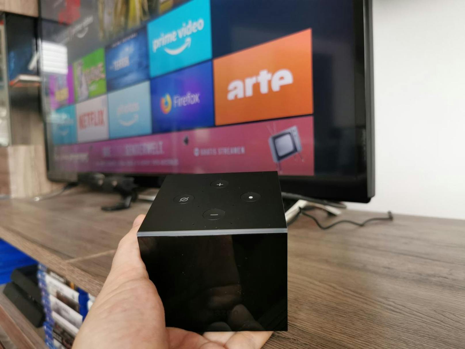 "Alexa, schalte den Fernseher an" weckt das TV-Gerät auf. Eng verzahnt ist der Cube klarerweise mit Amazons Streaming auf Prime Video. Per Nachfrage nach einer Schauspielerin, einem Genre oder Empfehlungen bekommen Nutzer so gut wie immer den gewünschten Film oder die gesuchte Serie serviert.