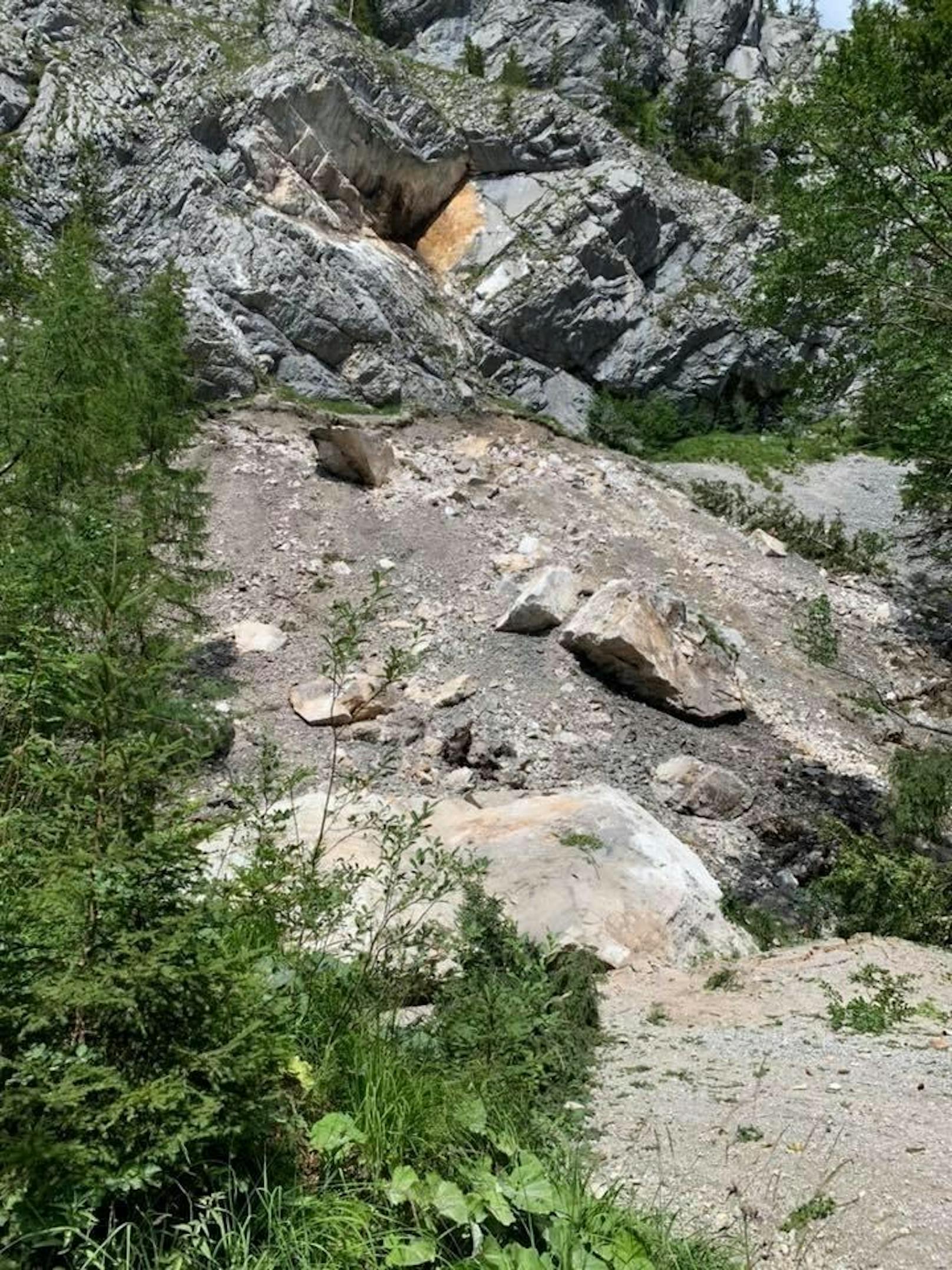 Der tonnenschwere Felsbrocken versperrt den Wanderweg. (Bergrettung Gmunden)