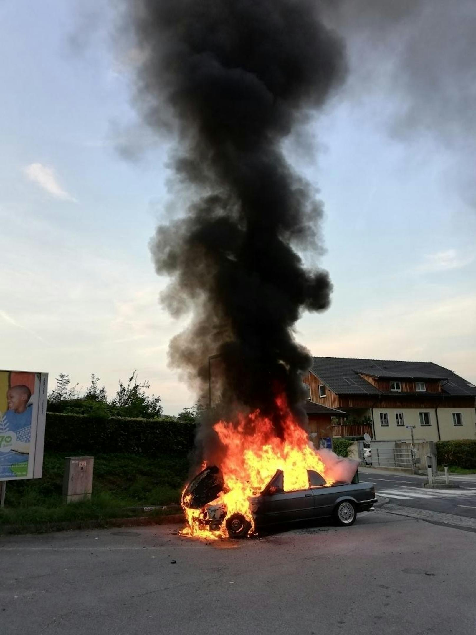 Ein Feuerball und schwarzer dichter Rauch. Ein Auto war plötzlich in Flammen aufgegangen. 