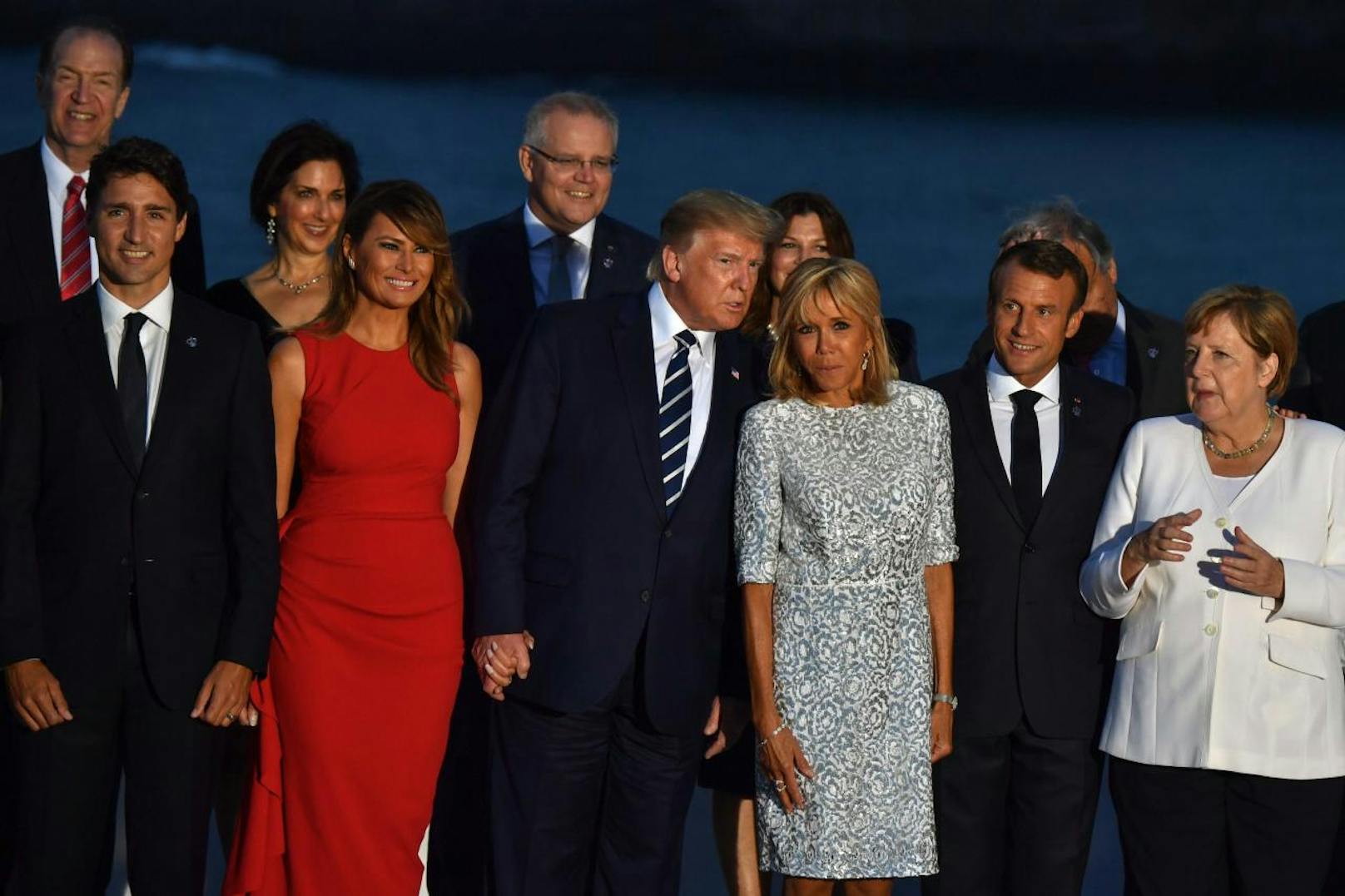 US-Präsident Donald Trump schäkert in der Zwischenzeit mehr mit Frankreichs First Lady Brigitte Macron.