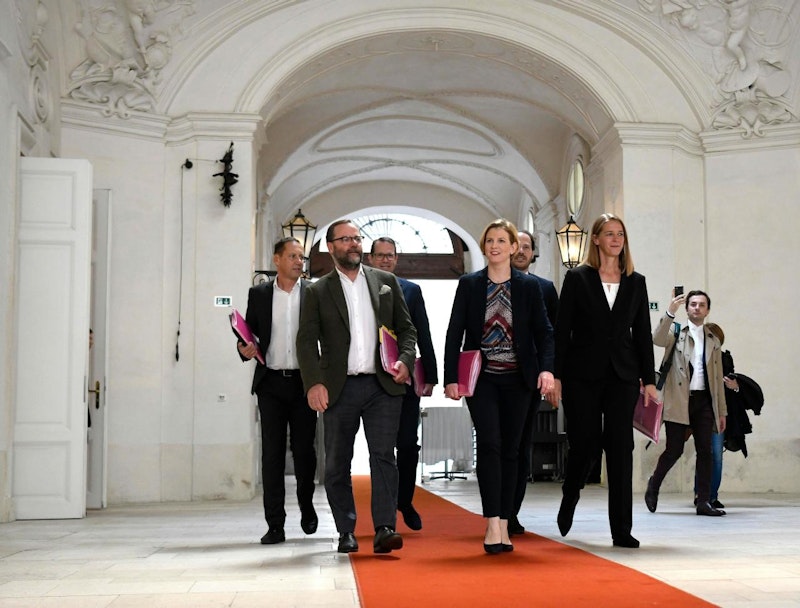 Robert Luschnik, Sepp Schellhorn, Nick Donig, NEOS-Chefin Beate Meinl-Reisinger, Nikolaus Scherak und Andrea Klambauer am Freitag, 18. Oktober 2019, anlässlich eines Sondierungsgesprächs der ÖVP mit den NEOS in Wien.