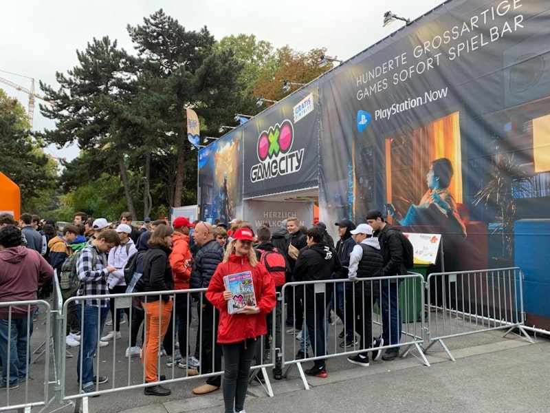 Verbinden kann man sich vor allem mit anderen Zockern in einem Zelt am Rathausplatz. Dort steht nämlich die E-Sports-Arena. 