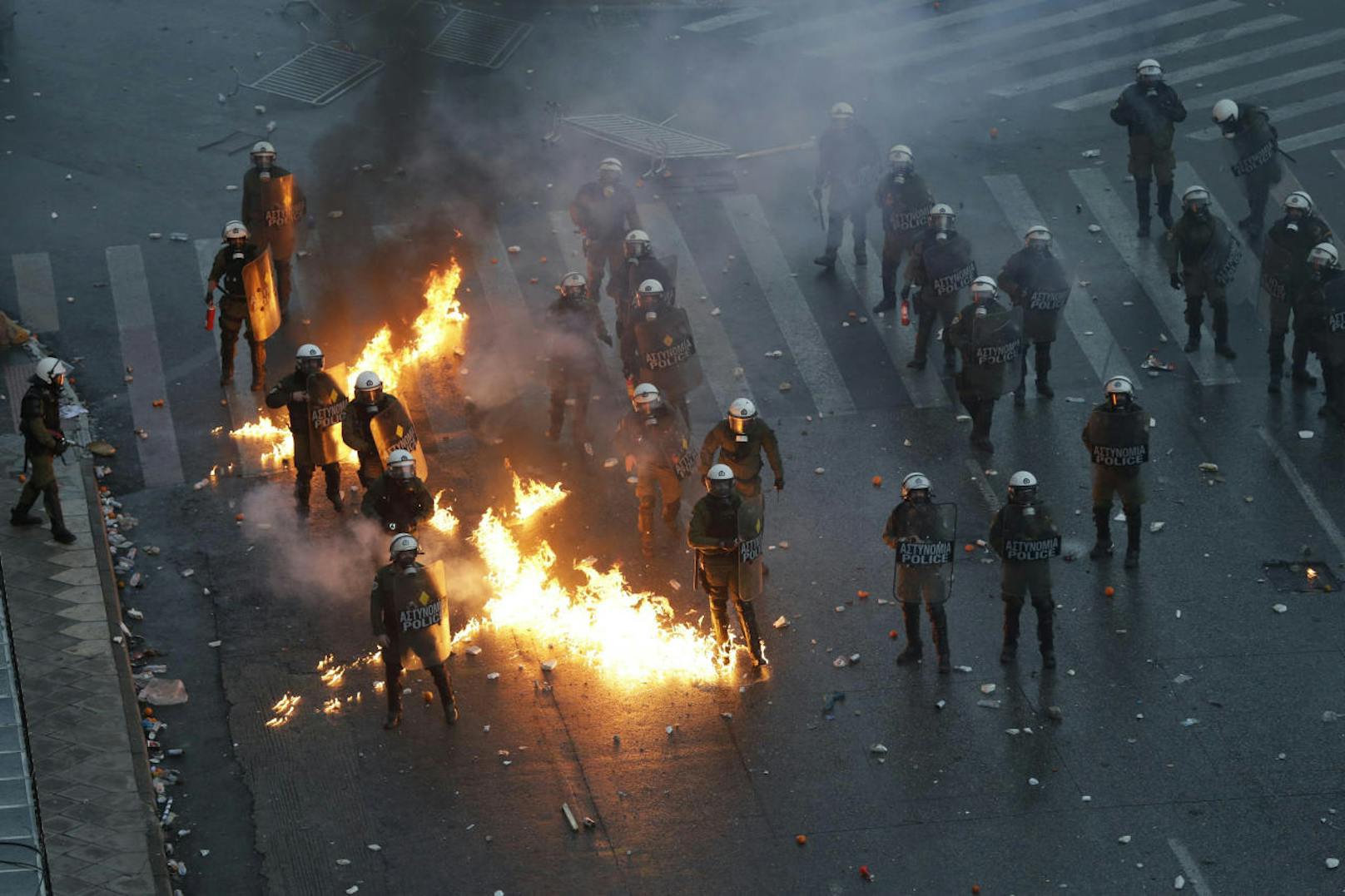 Bei einer Großkundgebung von nationalistischen Demonstranten in Griechenland kam es zu heftigen Straßenschlachten. Die Demonstranten protestieren gegen die geplante Beilegung des Namensstreits zwischen Griechenland und der ehemaligen jugoslawischen Teilrepublik Mazedonien.