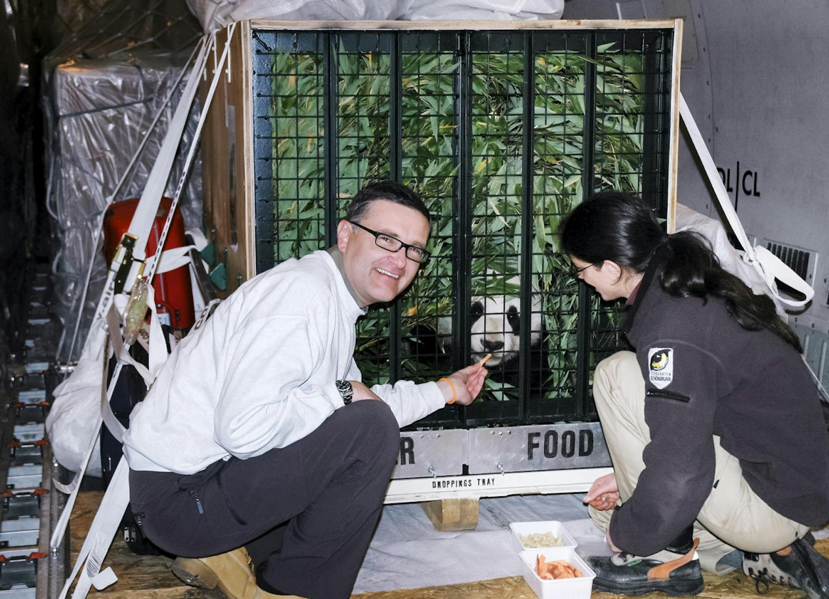 In zwei Jahrzehnten machte Voracek eine Reihe unvergesslicher Erlebnisse, etwa der Transport von Schönbrunns erstem Panda-Jungtier Fu Long, den der Tierarzt hier mit Zoologin Eveline Dungl  besucht.