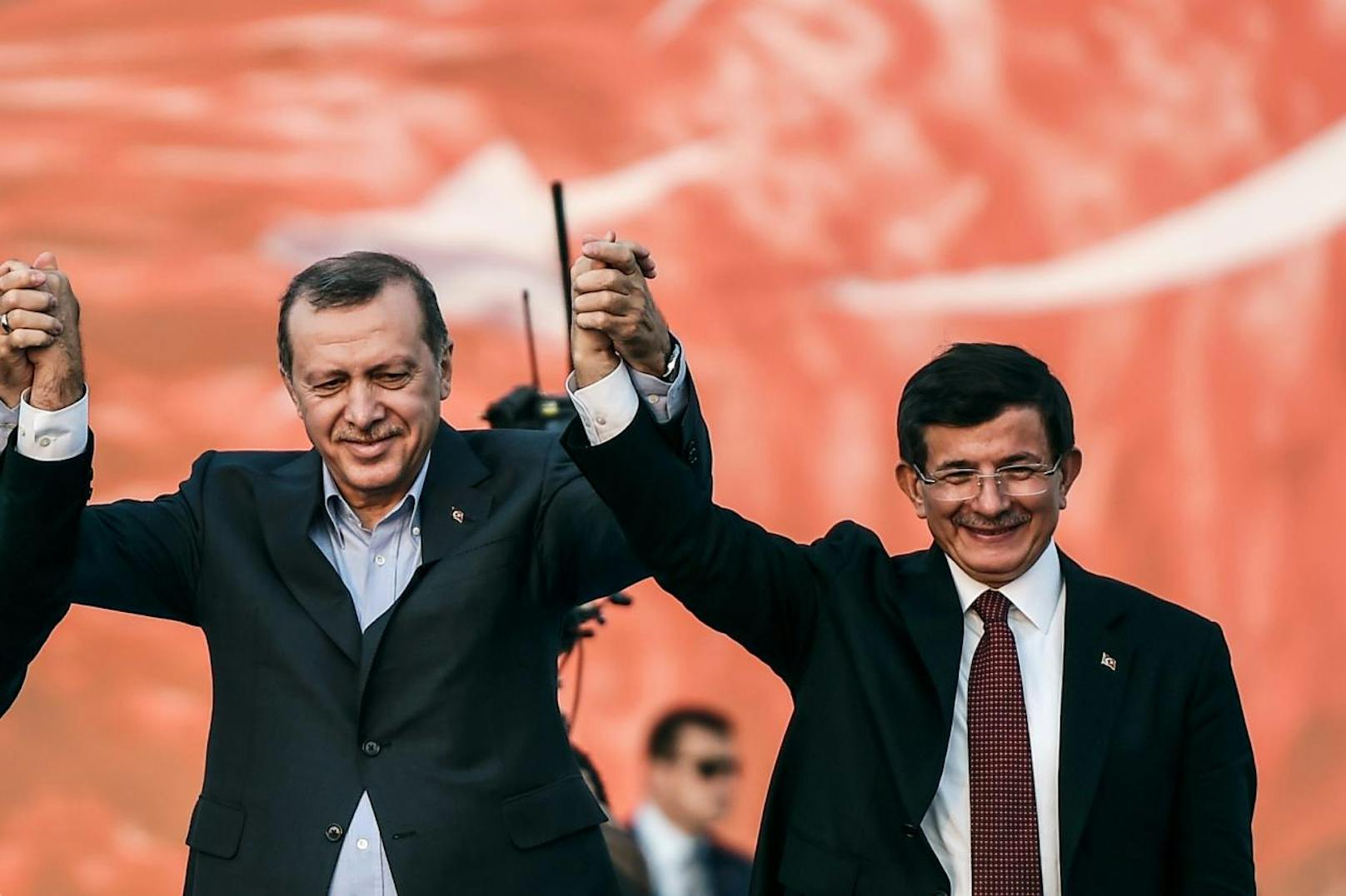 Erdogan holte den damaligen Politikprofessor Davutoglu 2002 als außenpolitischen Berater in sein Team. In der AKP legte Davutoglu als Erdogan-Vertrauter eine steile Karriere hin, wurde Außenminister und zuletzt Premier.