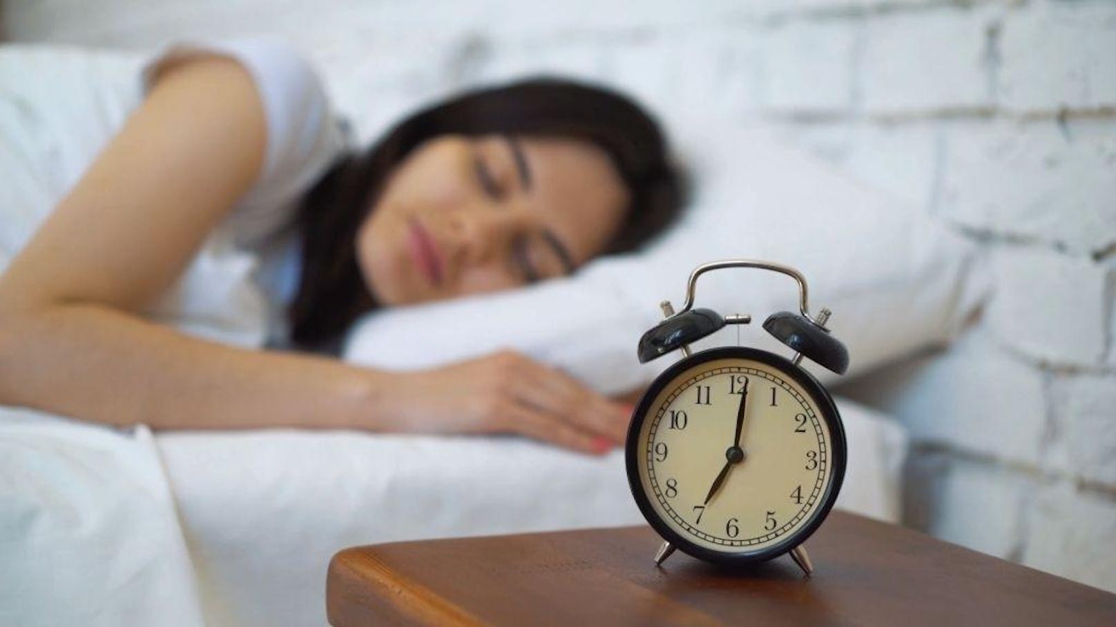 Denn unser Schlaf ist in unterschiedliche Phasen gegliedert, die einander abwechseln: Im ersten Teil der Nacht dominieren die Tiefschlafphasen, in denen der Schlafende schwieriger aufzuwecken ist.