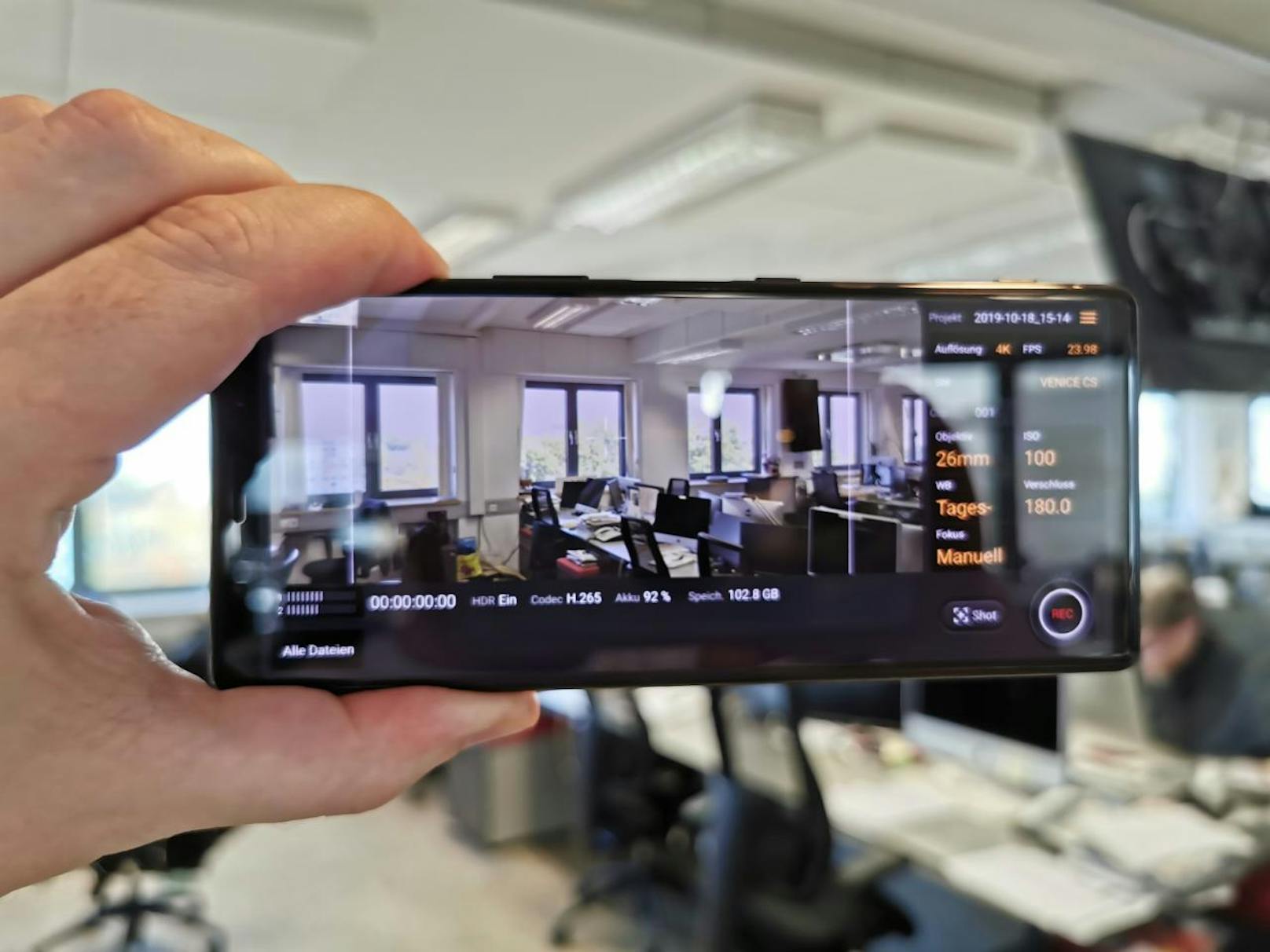 Spezielle Foto- und Video-Modi lassen dabei alle Details wie Blende und Belichtungszeit manuell justieren. Videos zeigen sich superflüssig, scharf und wackelfrei, kurzum ist das Xperia 5 ein tolles Video-Smartphone.