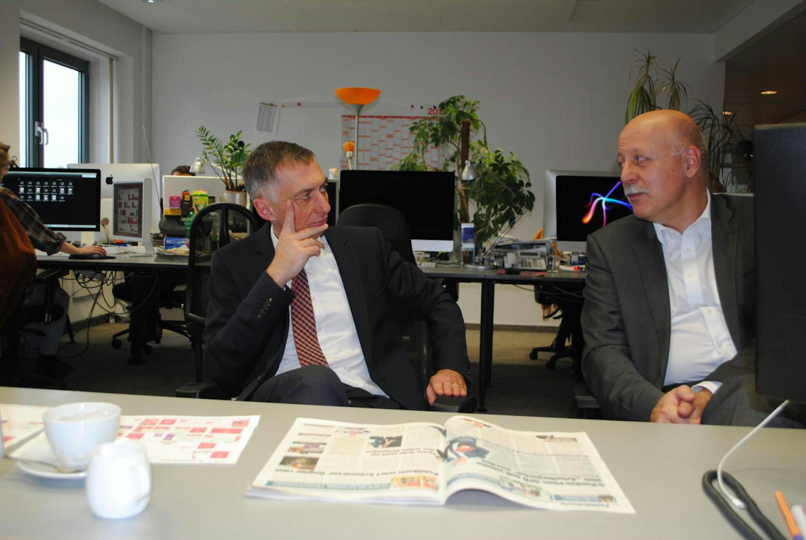 Der neue Botschafter Ralf Beste kam zum Redaktionsbesuch, hier mit Chefredakteur Christian Nusser