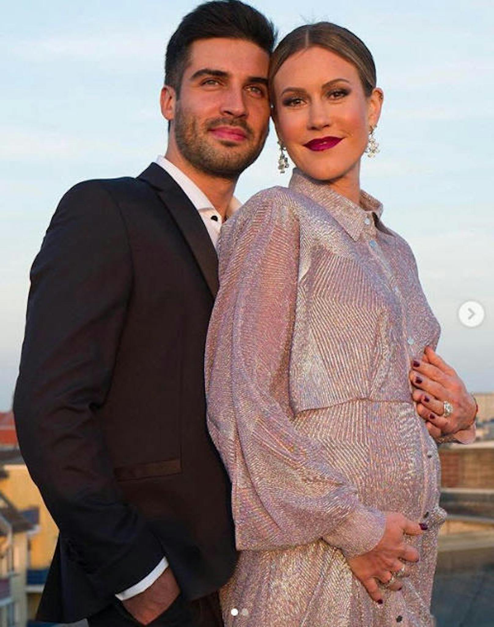 03.04.2019: Wolke Hegenbarth und ihr Freund Oliver Vaid verraten via Instagram, dass sie ihr erstes Kind erwarten. 