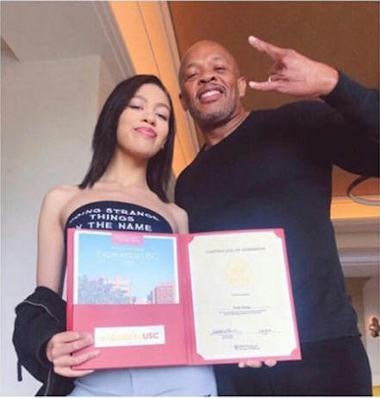 25.03.2019: Truly Young hat einen berühmten Vater, schaffte es aber ohne Schmiergeldzahlungen auf die USC. Das feiert ihr Papa Dr. Dre stolz mit Truly auf Instagram. 