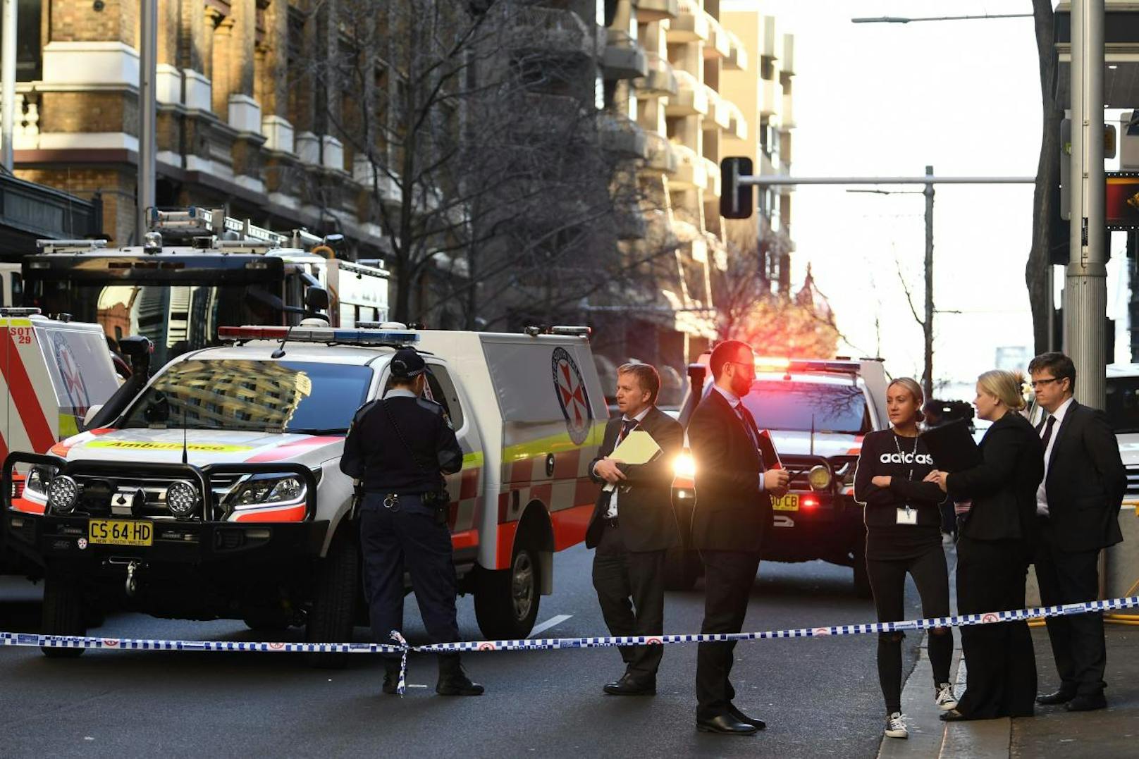 Ein Mann hat in Sydney eine Frau mit einem Messer attackiert und verletzt.