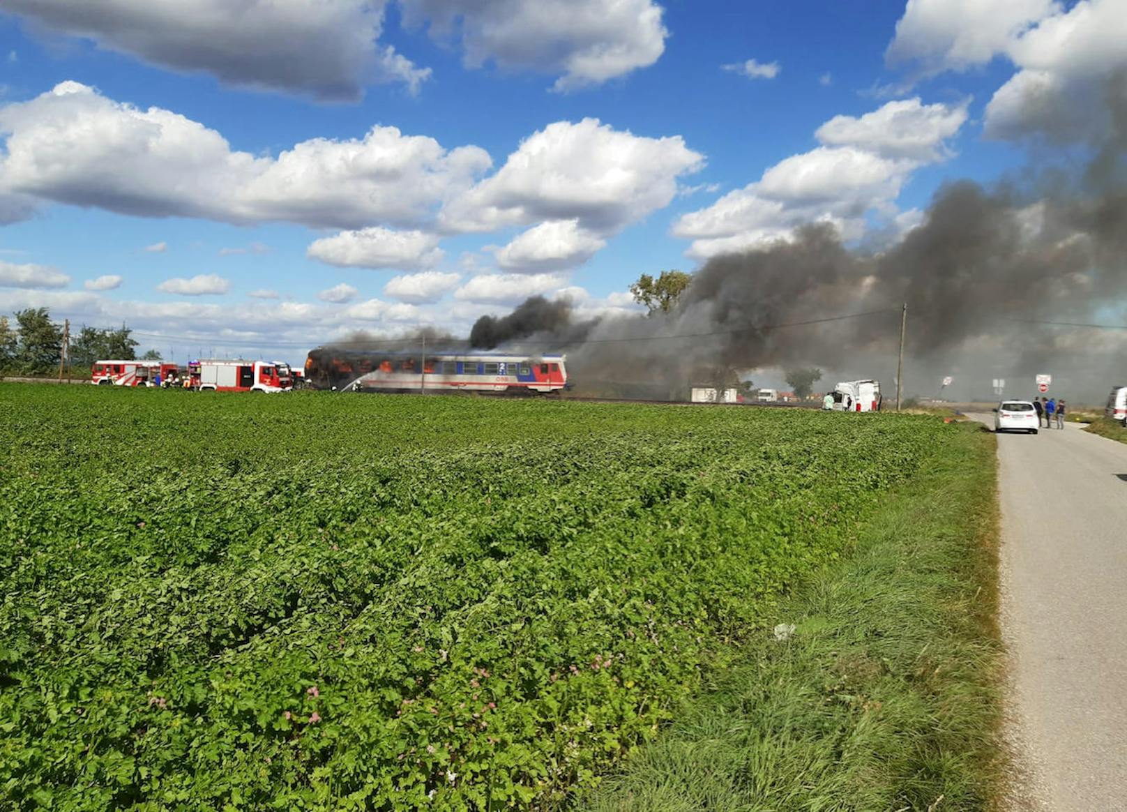Zug nach Kollision mit Lkw in Brand: Die Feuerwehr stand im Löscheinsatz.