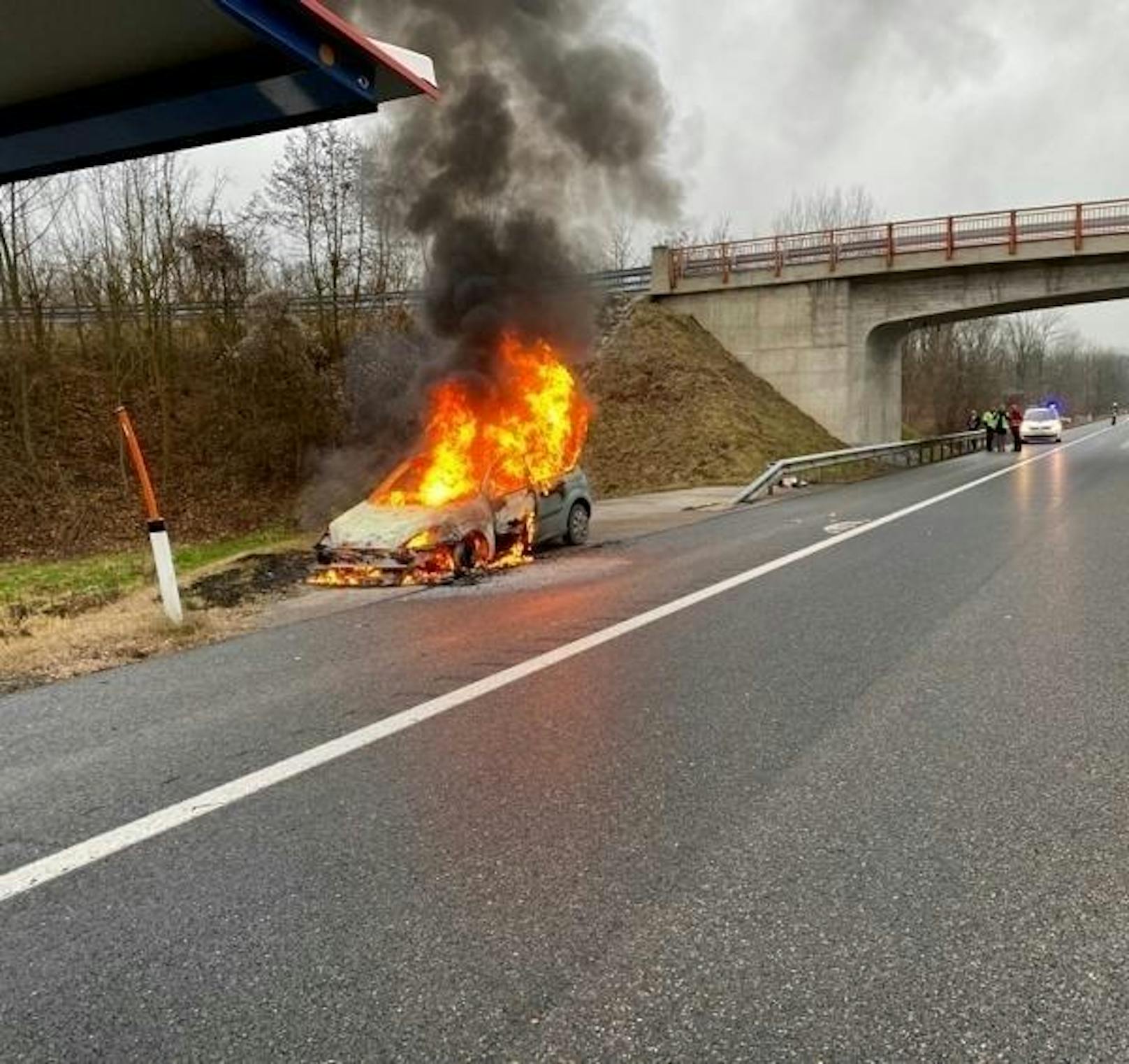 Pkw-Brand auf der S5: Auto stand in Vollbrand.
