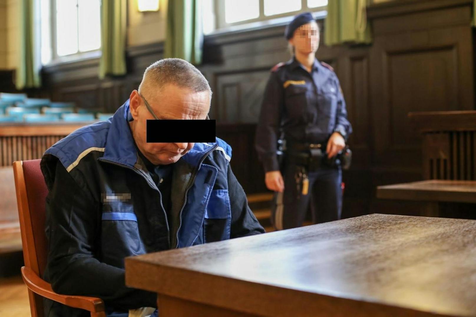 Der Angeklagte - er ist bereits gesundheitlich angeschlagen - am 6. November 2019 vor Gericht in Sankt Pölten.