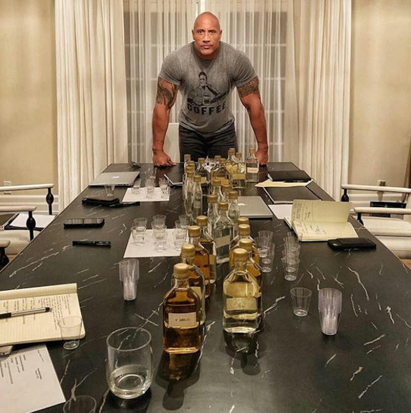 10.02.2019: Dwayne "The Rock" Johnson posiert stolz vor seinen Tequila-Flaschen. Statt richtigen Gläsern gab es aber leider nur Plastikbecher. 