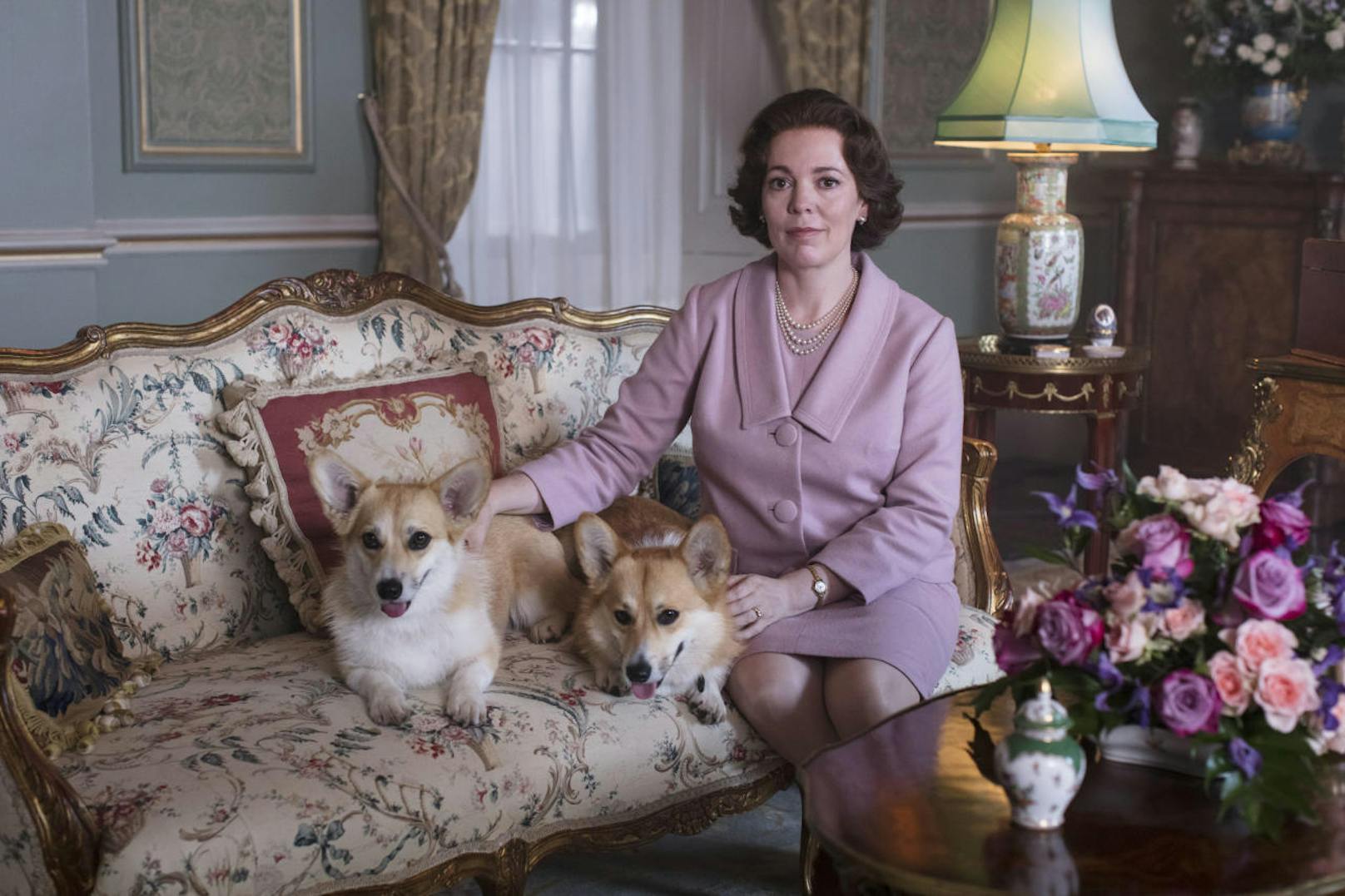 <strong>"The Crown" - Staffel 3 auf Netflix:</strong> In der neuen Staffel stehen Königin Elisabeth II. und die royale Familie vor einer großen Herausforderung: Großbritannien befindet sich im gesellschaftlichen Wandel. Durch die Entwicklungen und Fortschritte der 1960er und 1970er Jahre ist die Welt liberaler und turbulenter geworden. Mit Olivia Colman.