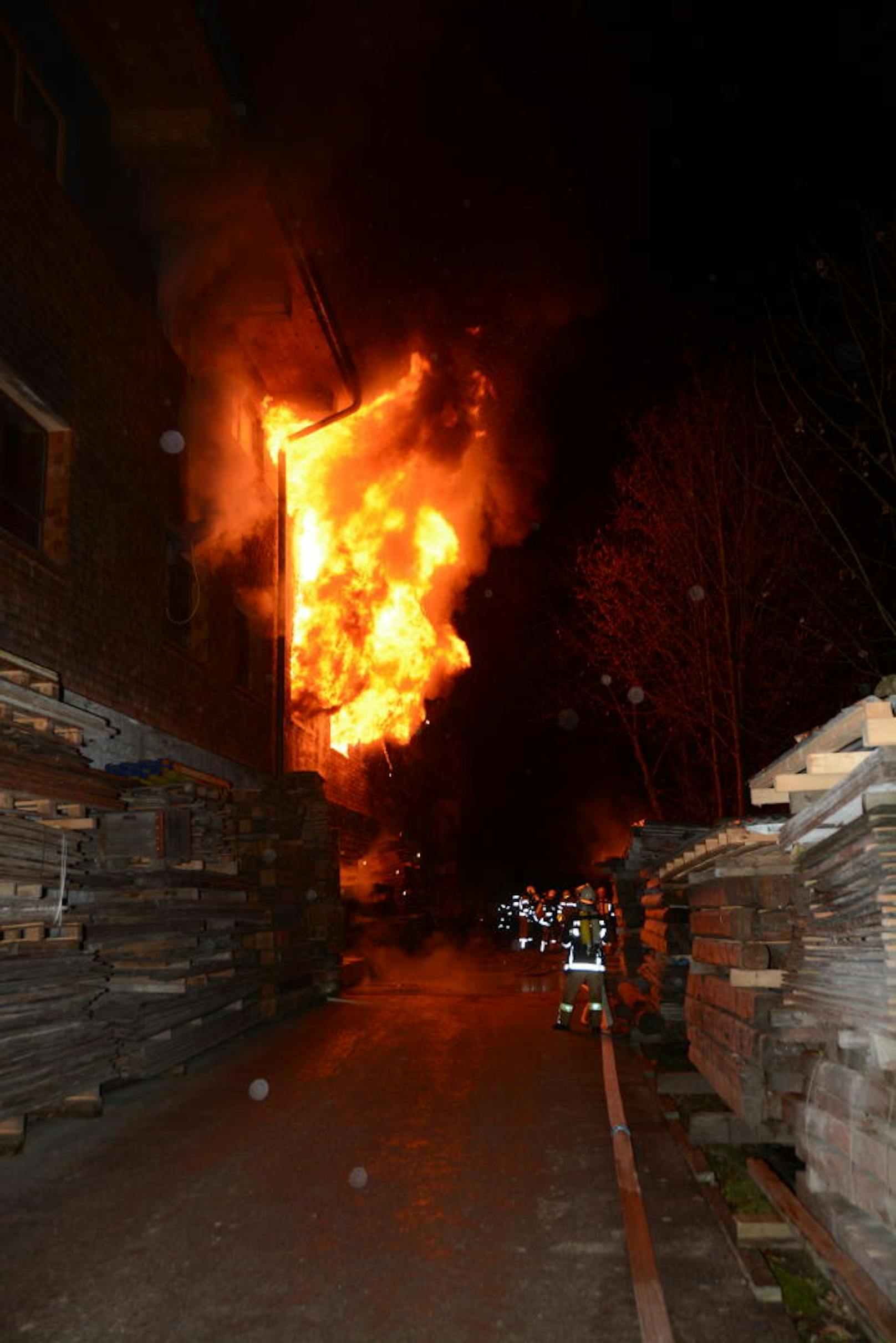 In Itter (Bezirk Kitzbühel) stand in der Nacht auf DIenstag eine Tischlerei in Flammen.