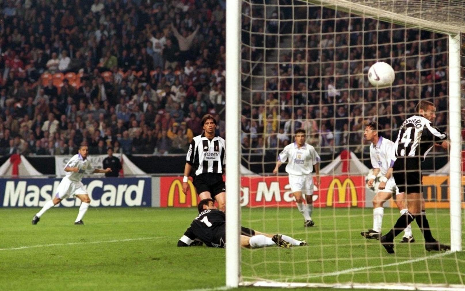 1998 sicherte sich Real Madrid den ersten Champions-League-Pokal. 1:0 gewannen die Spanier das Finale gegen Juventus.