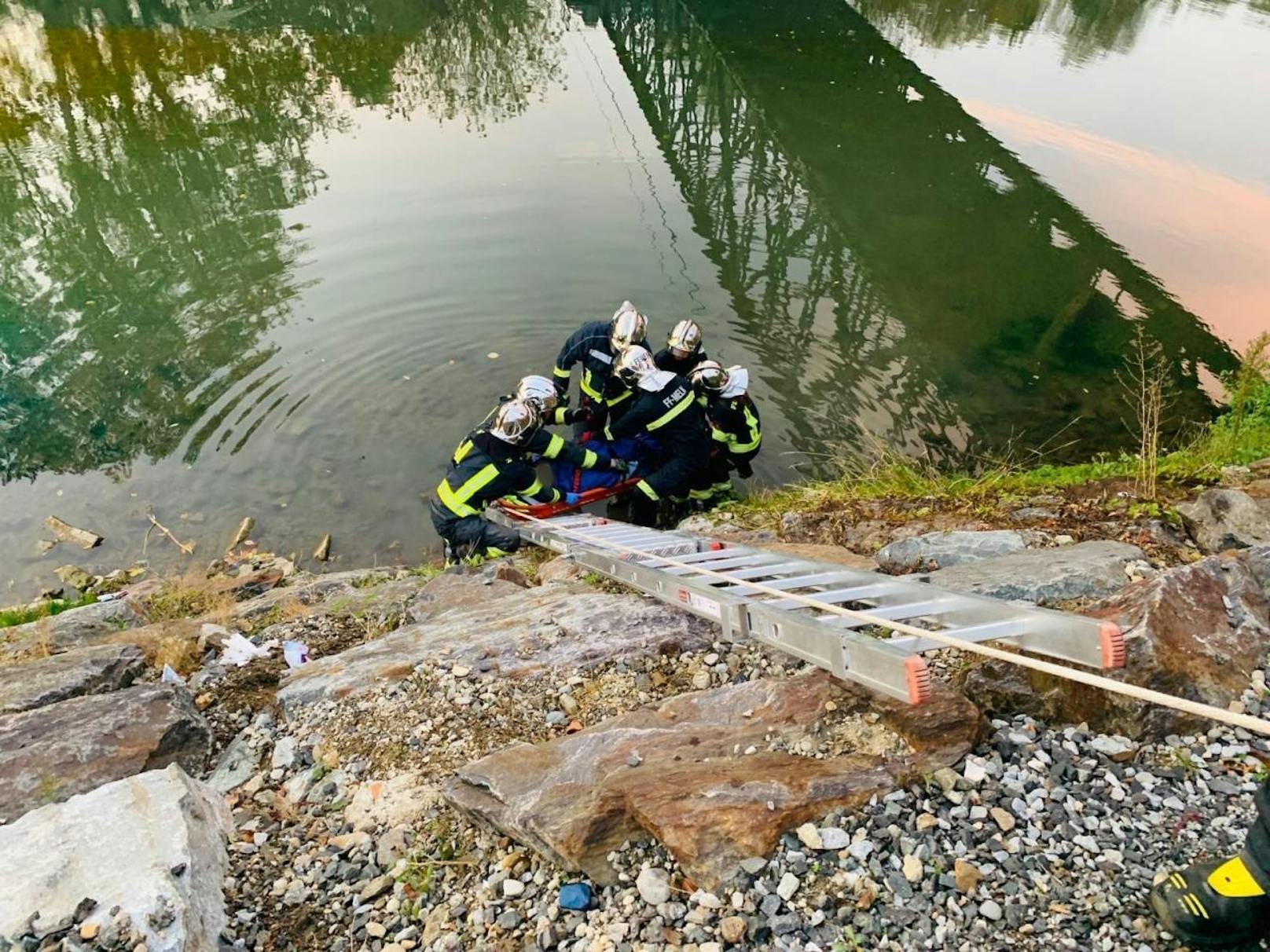 Frau stürzte in Donauarm - gerettet.