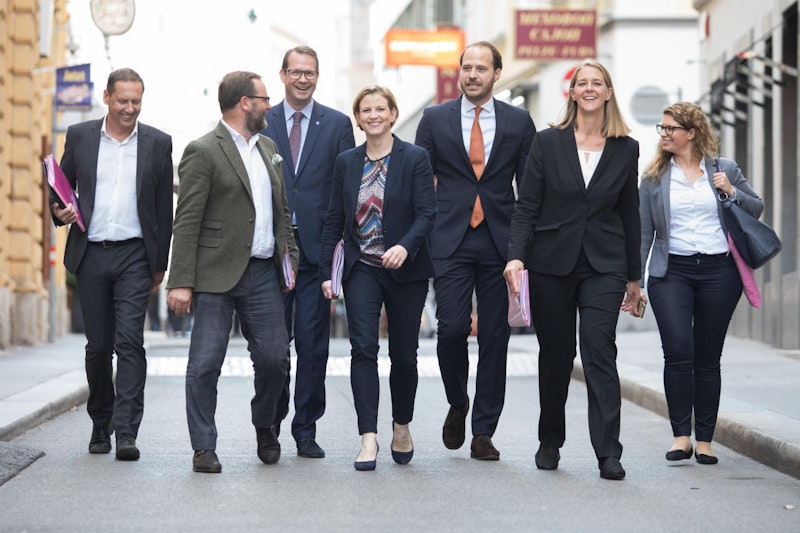 Das Sondierungsteam der NEOS (L-R): Robert Luschnik, Sepp Schellhorn, Obfrau Beate Meinl - Reisinger, Niki Scherak, Eva Klambauer vor der Runde der Sondierungsgespräche nach der Nationalratswahl mit der Österreichischen Volkspartei (ÖVP) in Wien am 18. Oktober 2019.