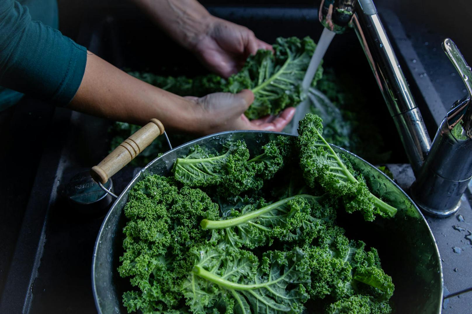 Er muss Frost erlebt haben, um zu schmecken. Kale-Kenner wissen das schon lange. Vor allem die aus dem hohen Norden Deutschlands, wo Grünkohl zum Brauchtum gehört.