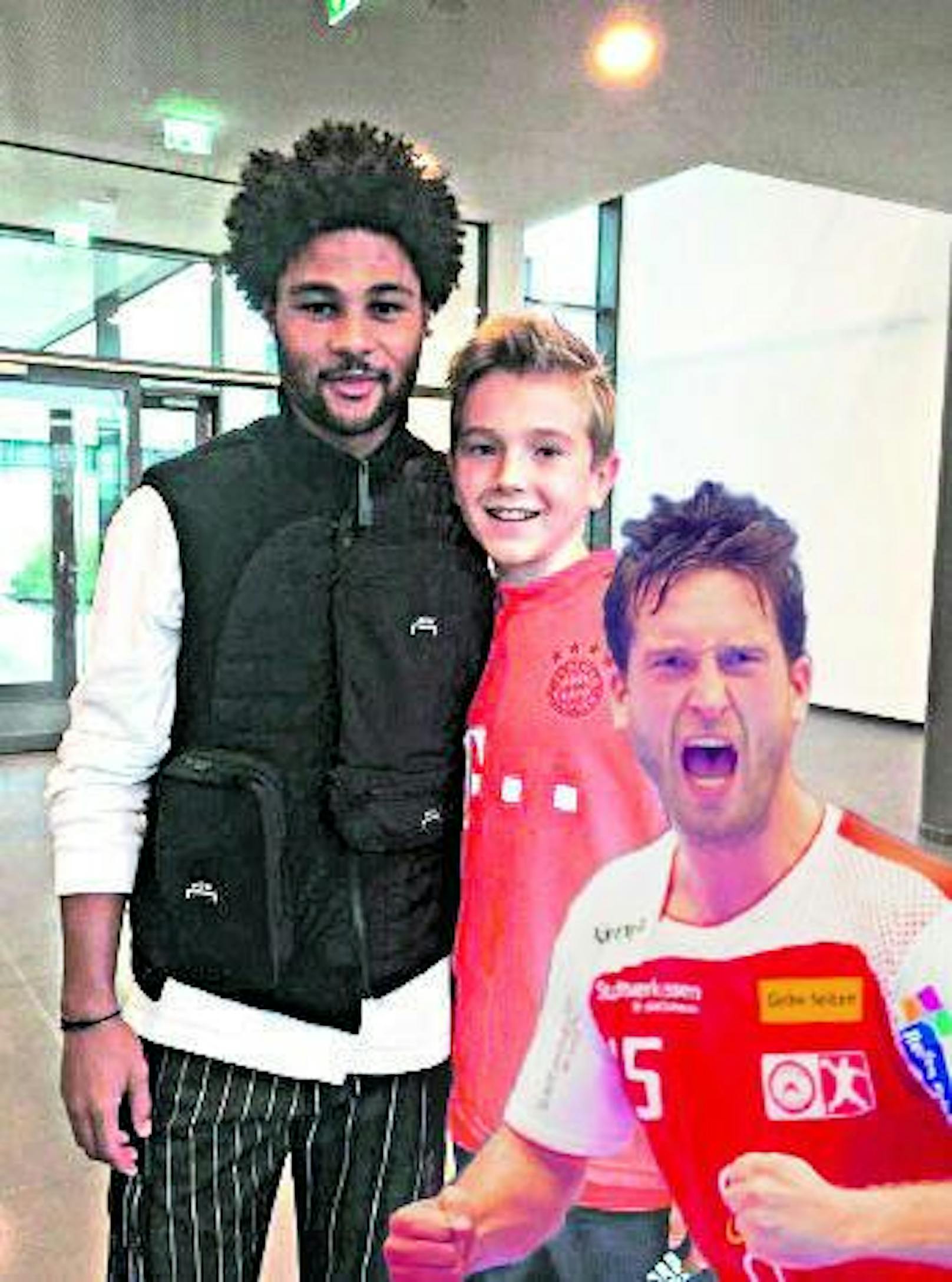 Bayern-Fan Richard Wöss! Sohn Tobias ist Fußball-Goalie in der U13 der Münchner. Hier im Bild mit Serge Gnabry.